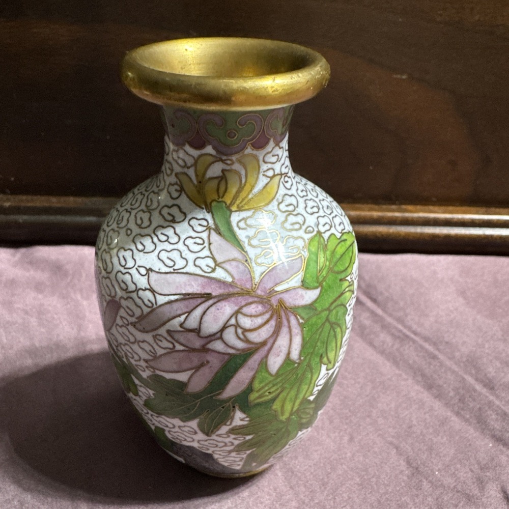 Bulb Vase Beautiful Flowers 5" tall. Small‎ Damage See Picture.